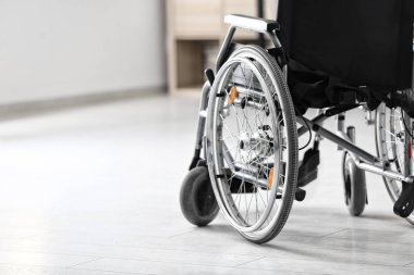 Boş modern tekerlekli sandalye kapalı