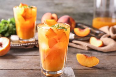 Taze yaz kokteyl cam ahşap tablo