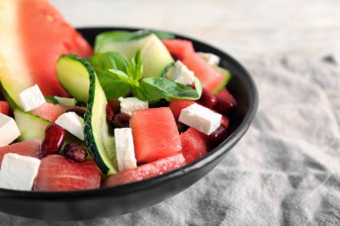 Tablo, closeup salataya lezzetli karpuz ile plaka