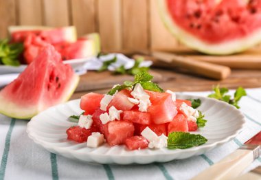 Masada lezzetli karpuz salata ile plaka