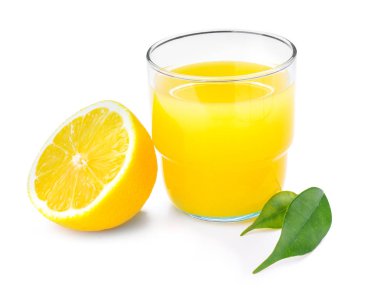 Beyaz arka planda bir bardak taze limon suyu.