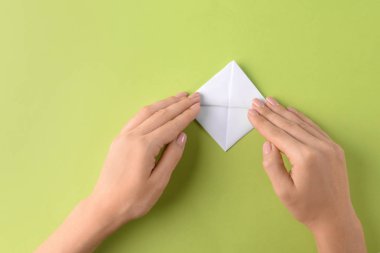 Kadın renk arka plan teknede origami yapma
