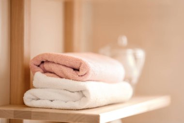 Ahşap raf banyoda temiz havlular