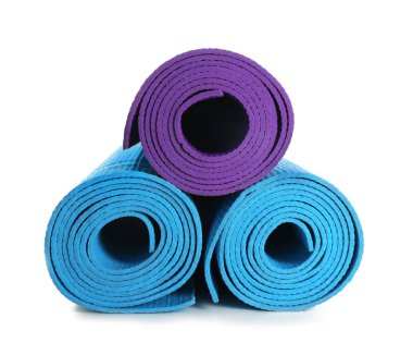 Beyaz arka plan üzerinde farklı yoga paspaslar