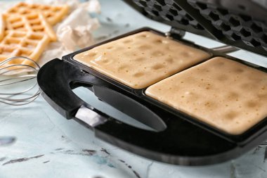 Modern waffle maker ile masa lambası çiğ hamur
