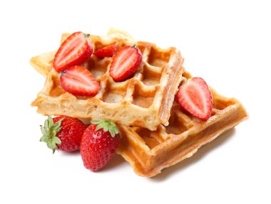 Beyaz arka plan üzerinde çilek ile lezzetli waffle