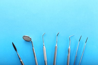 Dişçinin renk arkaplanı üzerindeki araçları