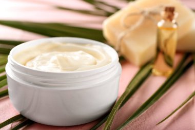 Vücut üzerinde renk tablosu, closeup krem ile jar