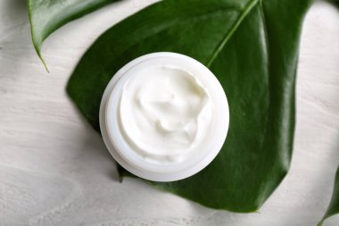 Beyaz masa, üstten görünüm üzerinde vücut kremi ile jar