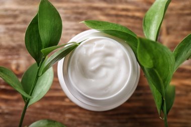 Gövdeli ahşap masa, üstten görünüm krem kavanoz