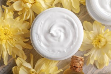 Vücut kremi ve masaya, üstten görünüm çiçek ile jar