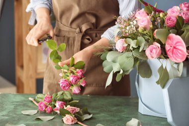 Masada güzel çiçekler kutusuyla hazırlama kadın çiçekçi