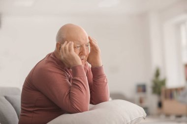 Depresif yaşlı adam evde