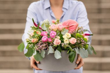 Hediye kutusu güzel çiçekler ile açık havada tutan kadın