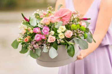 Hediye kutusu güzel çiçekler ile açık havada tutan kadın