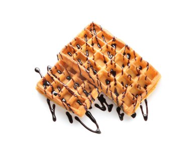 Beyaz zemin üzerine çikolata soslu lezzetli waffle