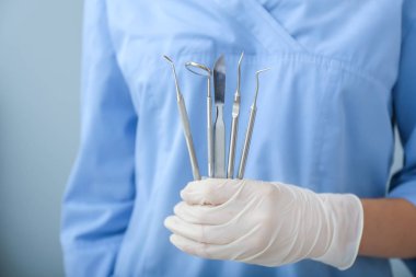Paslanmaz aletleri, closeup tutarak diş hekimi