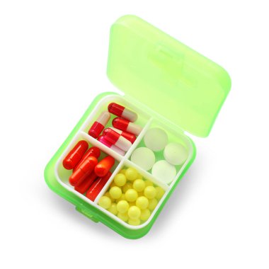 Beyaz arka plan üzerinde farklı haplarla Plastik Konteyner