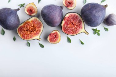 Beyaz arka planda taze incir