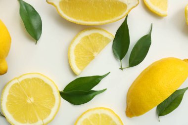 Beyaz zemin üzerine limon dilimleri ile düz yatıyordu kompozisyon
