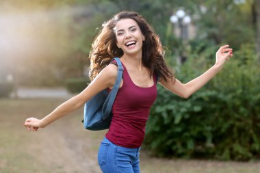 mutlu genç kadın parkta oturan