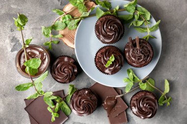 Lezzetli çikolata cupcakes masada, üstten görünüm