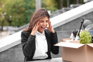 Stresli işçi ile kişisel sayfalar açık havada ateş