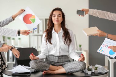 Ofiste meditasyon yapmak için bir sürü iş işkadını