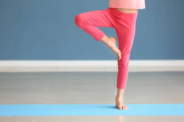 Niña practicando yoga en interiores —  Fotos de Stock