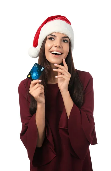 Jeune femme en chapeau Santa avec carte de crédit sur fond blanc. Achats en ligne — Photo