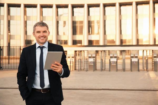 Hombre de negocios guapo con tableta PC al aire libre — Foto de Stock