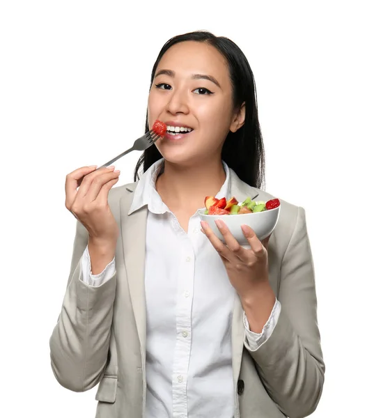 Asiatische Frau mit gesundem Obstsalat auf weißem Hintergrund — Stockfoto