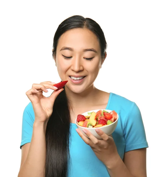 Asiatische Frau mit gesundem Obstsalat auf weißem Hintergrund — Stockfoto