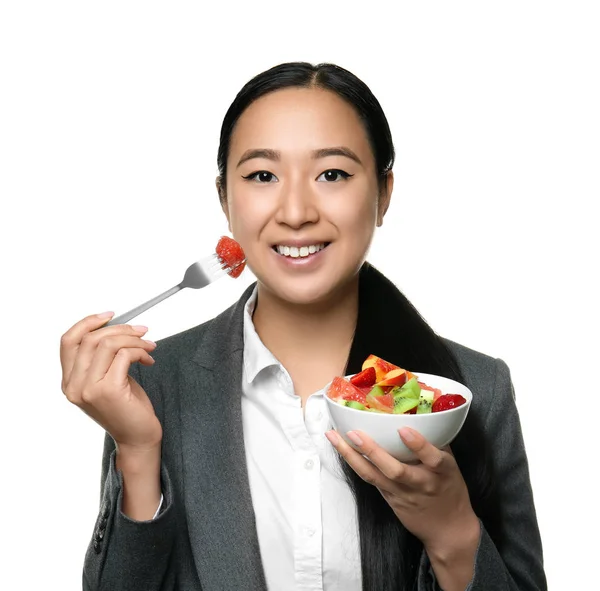 Aziatische vrouw met gezond fruitsalade op witte achtergrond — Stockfoto