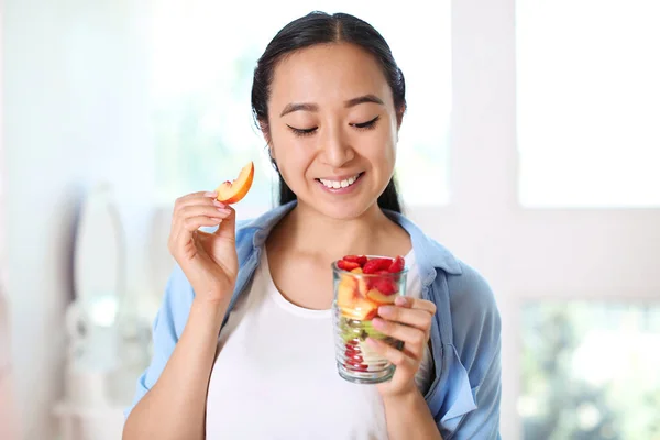Asiatin isst zu Hause gesunden Obstsalat — Stockfoto