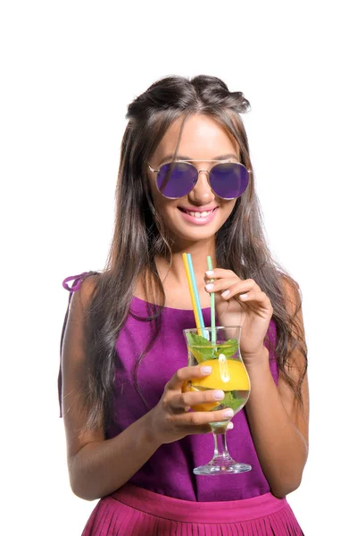 Mujer joven con vaso de limonada fresca sobre fondo blanco —  Fotos de Stock