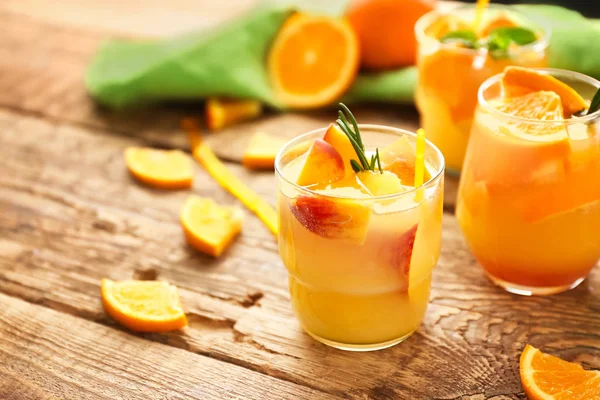 Cóctel fresco de verano en vasos sobre mesa de madera — Foto de Stock