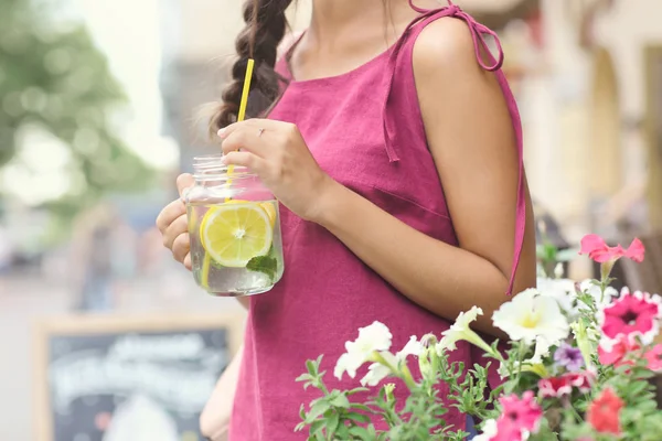 Young woman with mason jar of fresh lemonade outdoors — Stock Photo, Image