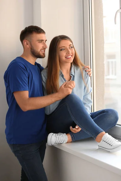 Feliz pareja amorosa descansando en casa —  Fotos de Stock