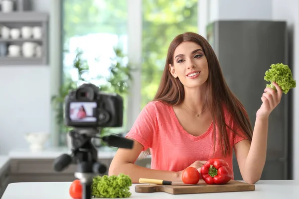 Молодая женщина пищевой блоггер запись видео на кухне — стоковое фото