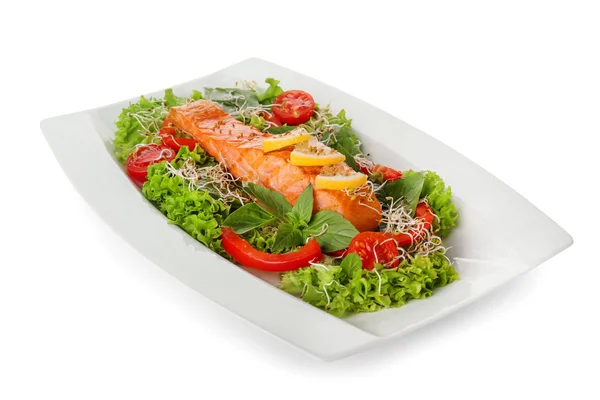Тарелка с вкусным лососем и свежим салатом на белом фоне — стоковое фото