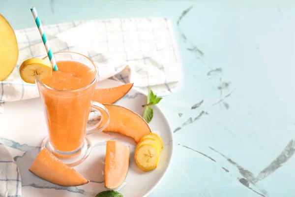 Glass of tasty melon smoothie on table — Stock Photo, Image