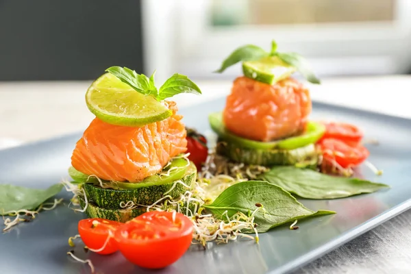 Healthy fresh salad with salmon on plate, closeup — Stock Photo, Image