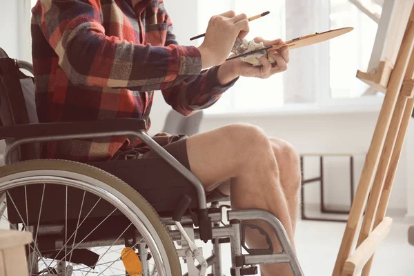 Young artist in wheelchair painting picture at home — Stock Photo, Image