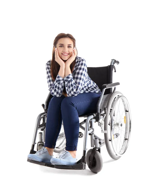 Mujer joven sentada en silla de ruedas sobre fondo blanco — Foto de Stock