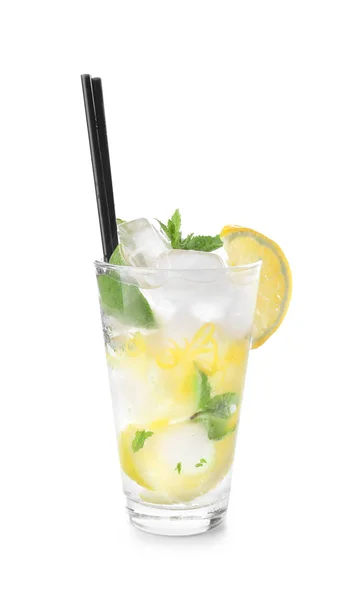 Sklenice čerstvého mojito na bílém pozadí — Stock fotografie