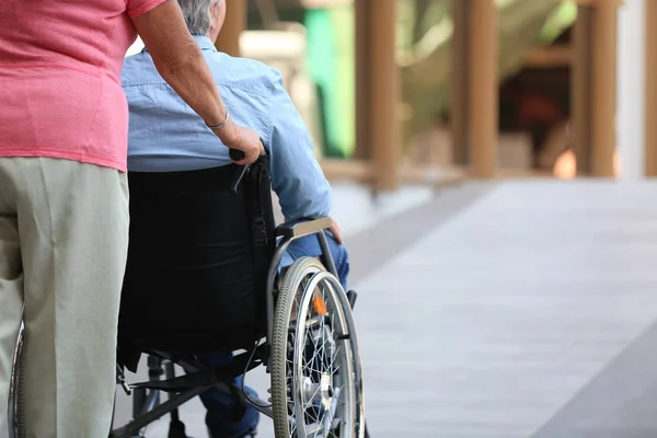 Senior im Rollstuhl und seine Frau auf Rampe im Freien — Stockfoto