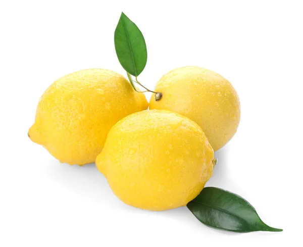 Hela mogna citroner på vit bakgrund — Stockfoto