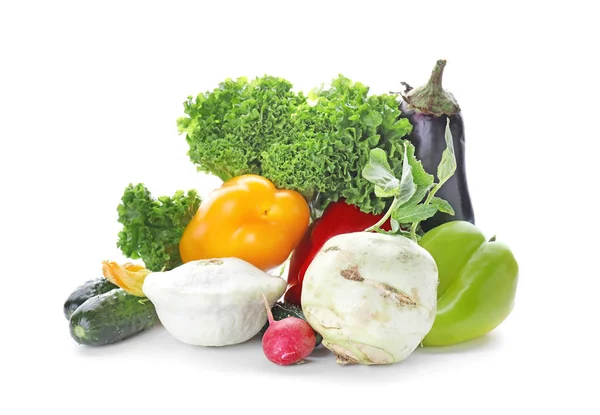 Beyaz arka planda çeşitli taze sebzeler — Stok fotoğraf