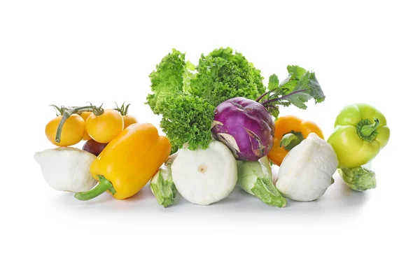 Varias verduras frescas sobre fondo blanco —  Fotos de Stock